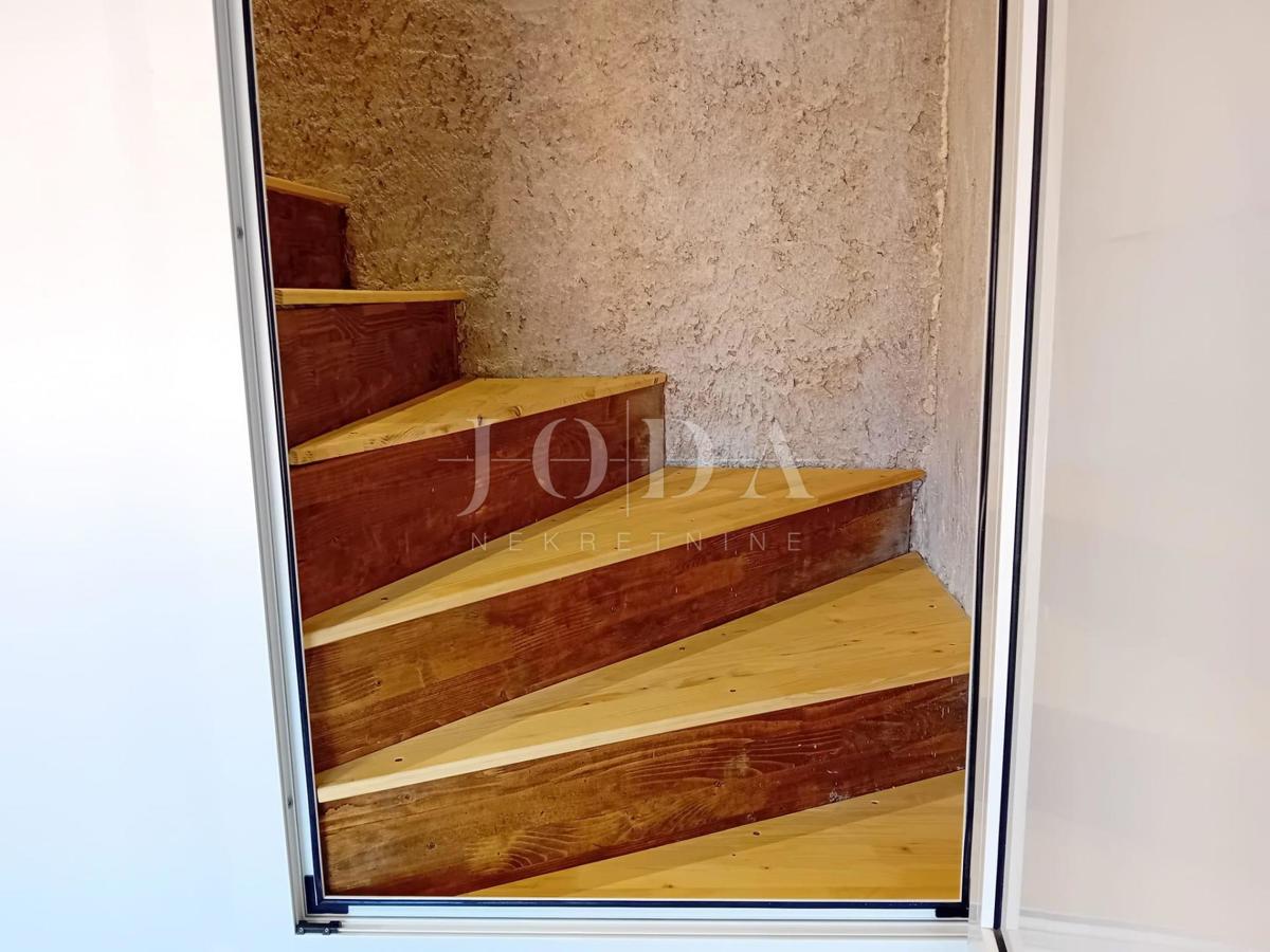 Omišalj, kamnita hiša v centru mesta