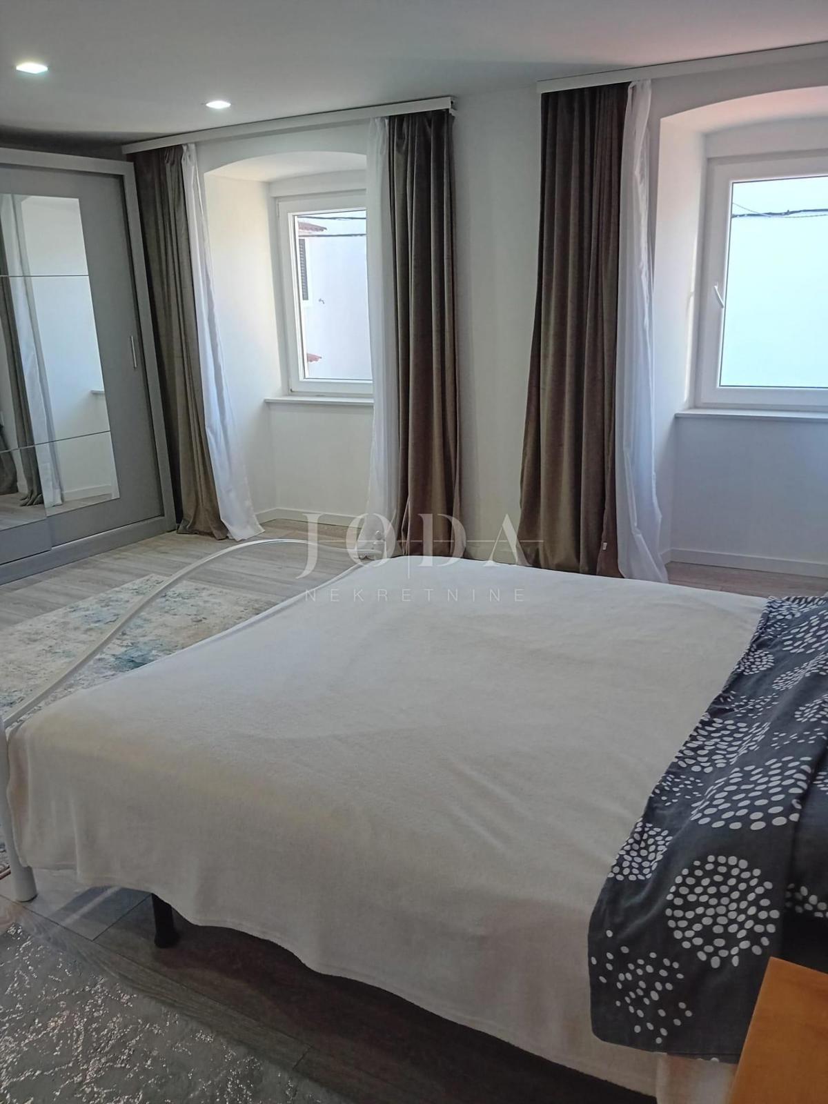 Omišalj, kamnita hiša v centru mesta