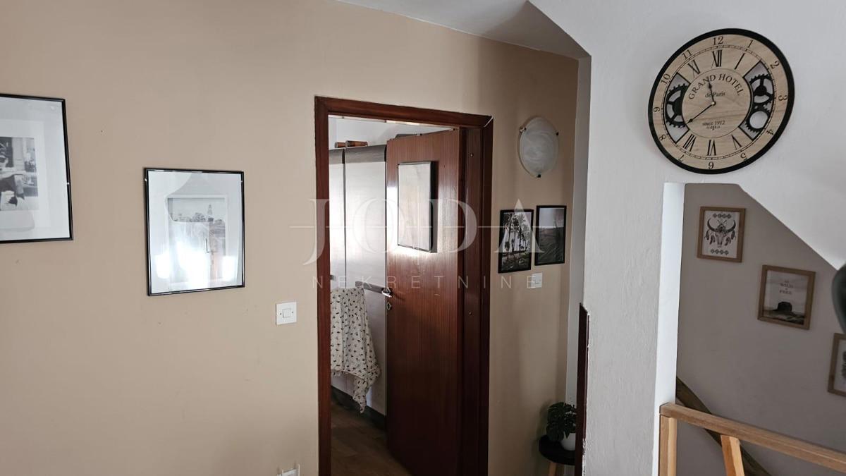 Vrstna hiša blizu morja - Baška