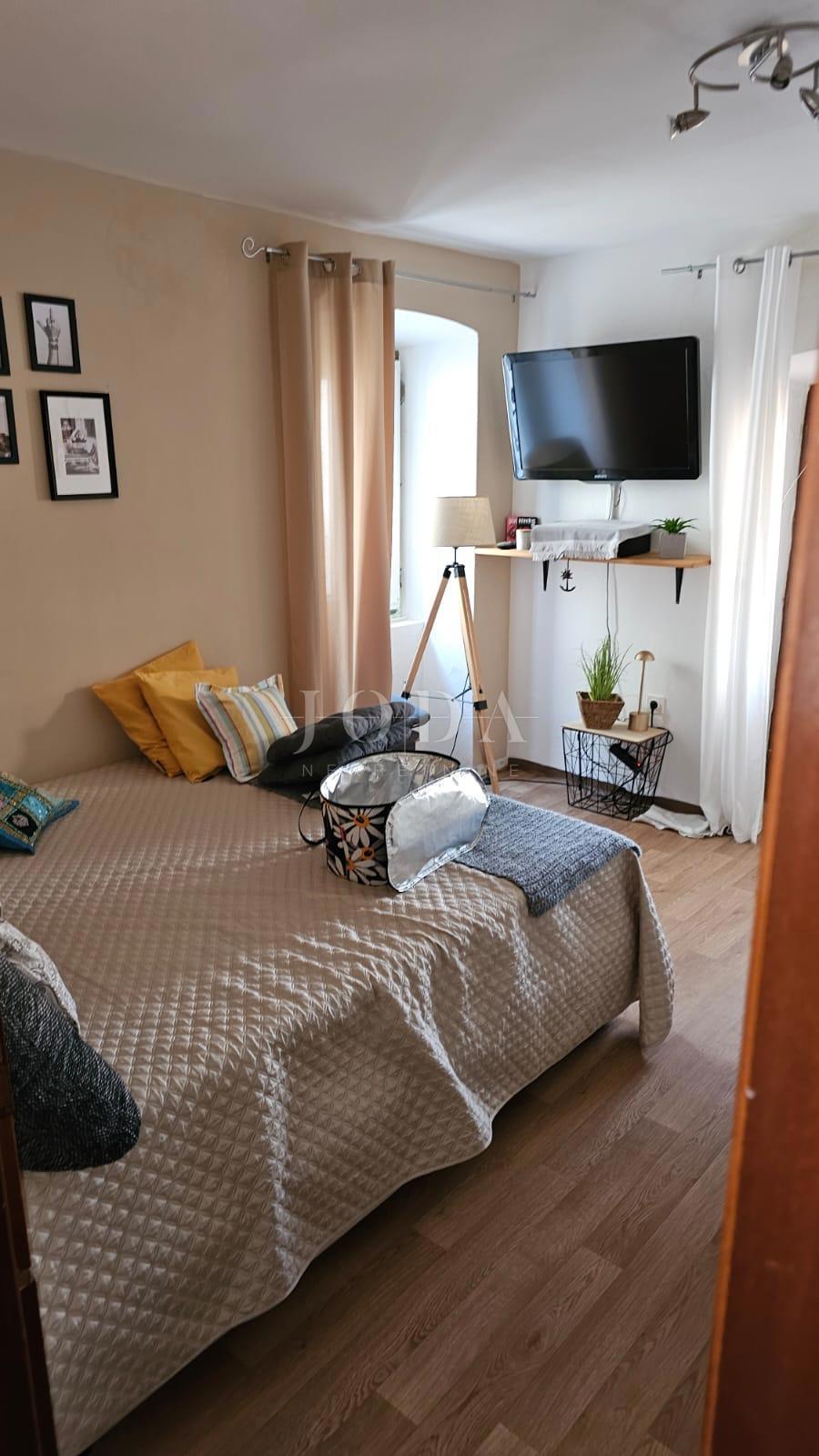 Vrstna hiša blizu morja - Baška