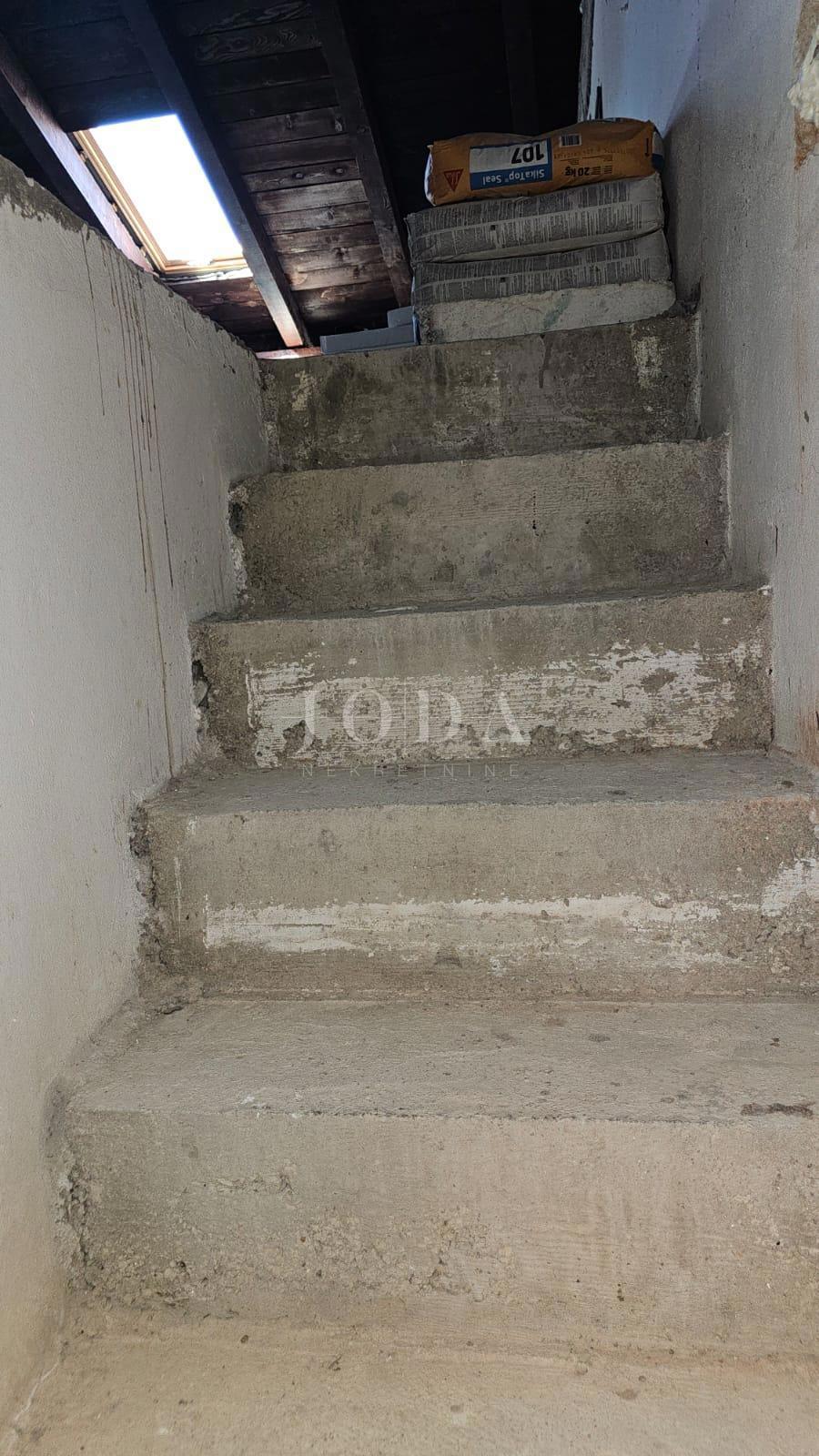 Vrstna hiša blizu morja - Baška