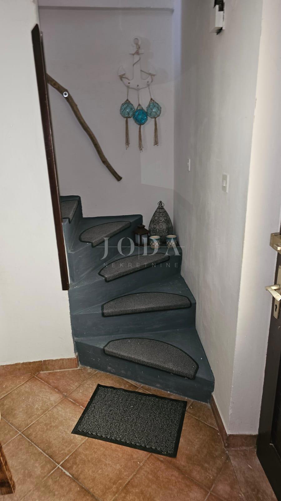 Vrstna hiša blizu morja - Baška