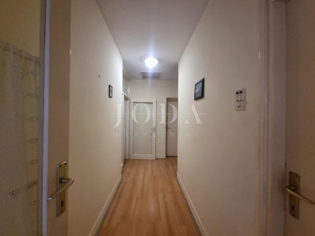 Senj, stanovanje v prvem nadstropju, 75 m od morja