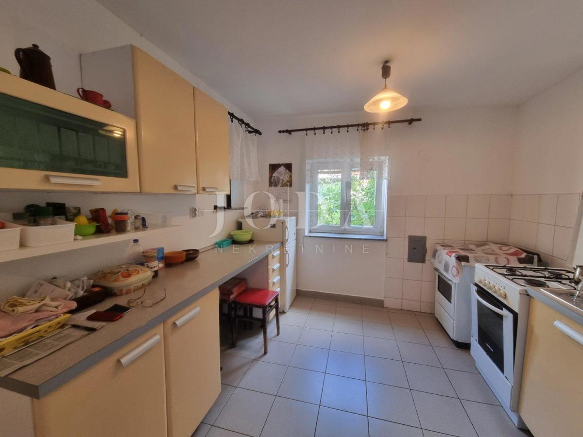 Senj, stanovanje v prvem nadstropju, 75 m od morja