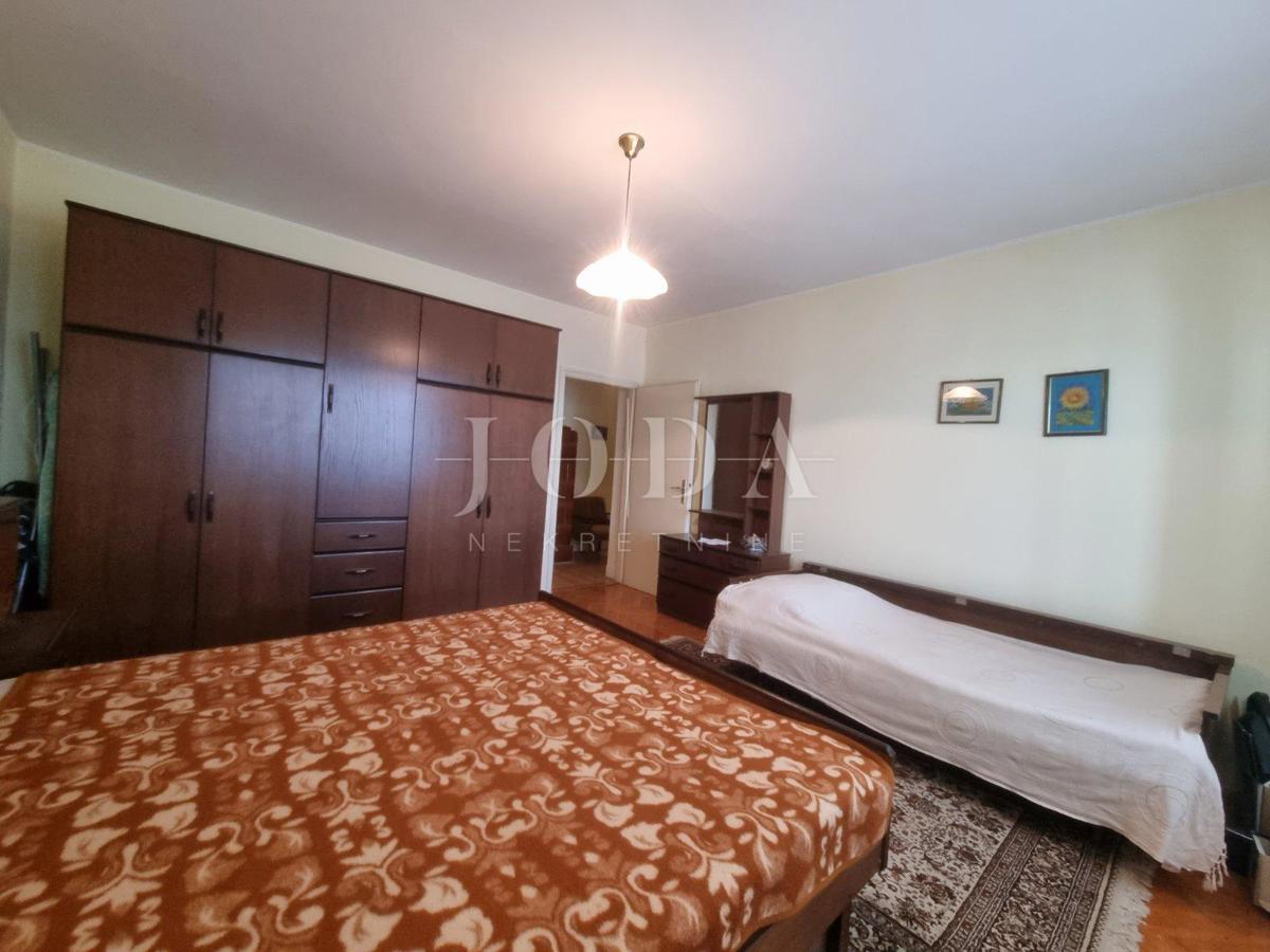 Senj, stanovanje v prvem nadstropju, 75 m od morja