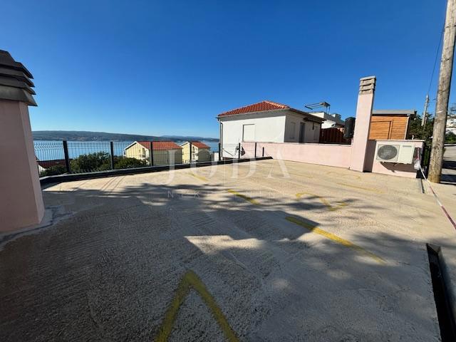 Crikvenica, stanovanje v pritličju s 3 parkirnimi mesti