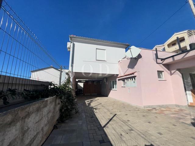 Crikvenica, stanovanje v pritličju s 3 parkirnimi mesti