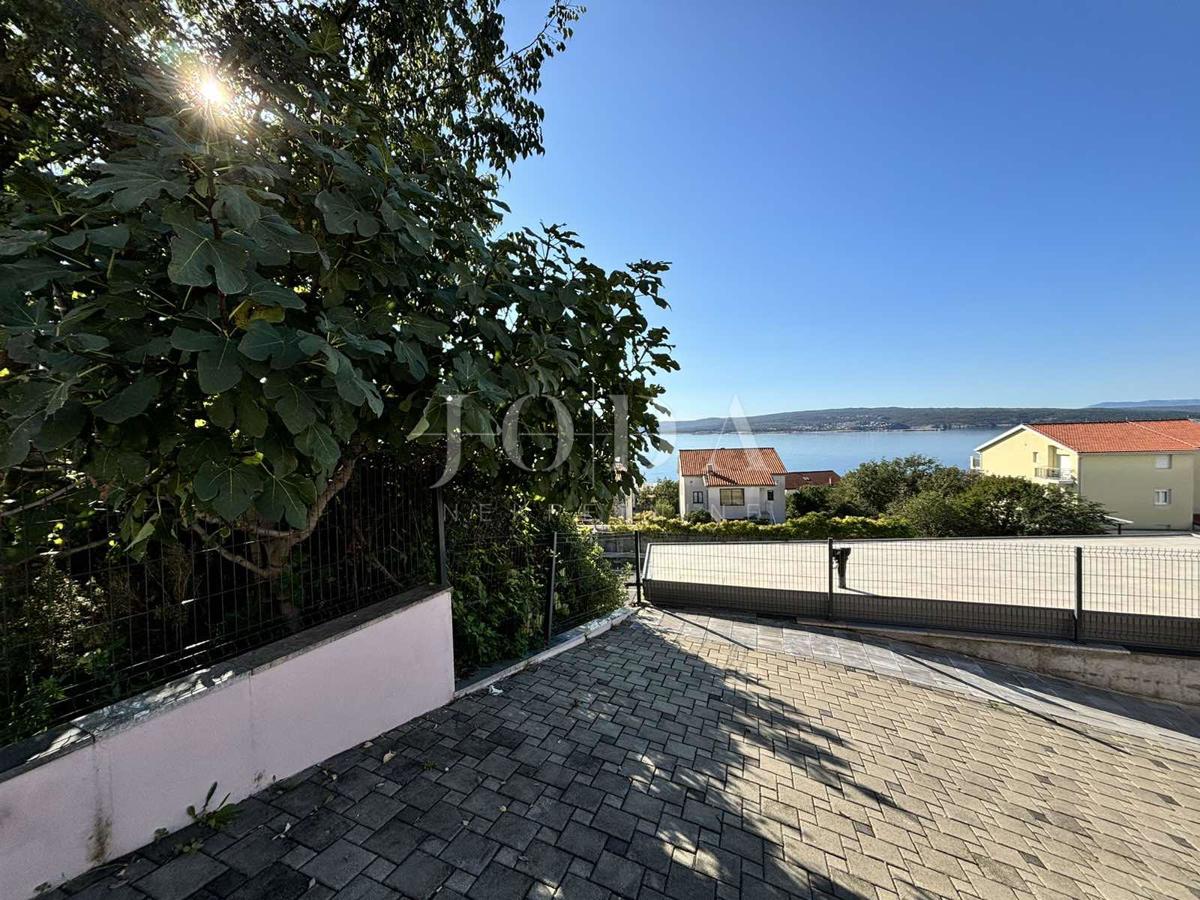 Crikvenica, stanovanje v pritličju s 3 parkirnimi mesti