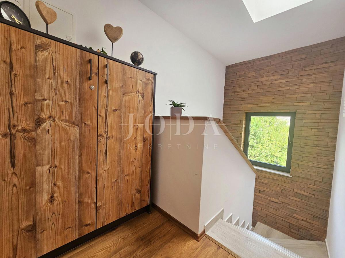 Malinska - moderna hiša z bazenom in garažo