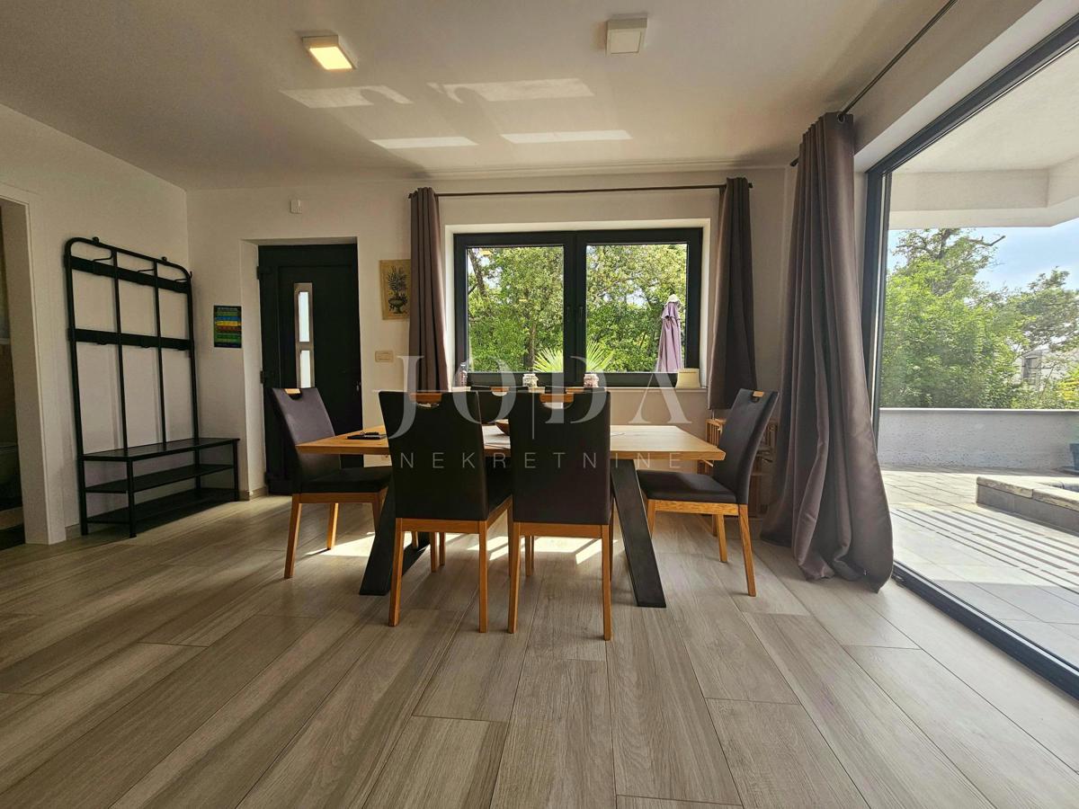 Malinska - moderna hiša z bazenom in garažo