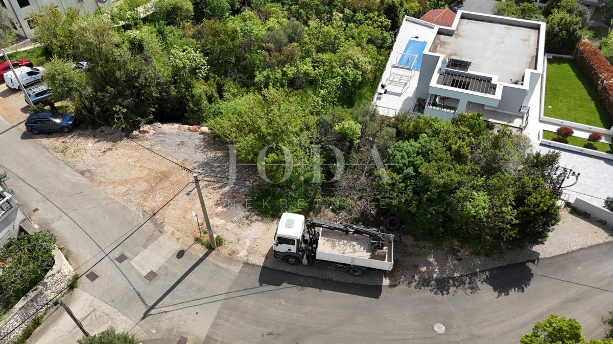Crikvenica, odlično zemljišče 784 m² na iskani lokaciji