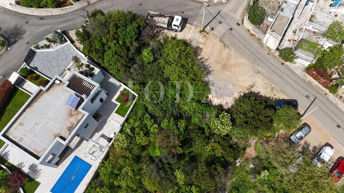 Crikvenica, odlično zemljišče 784 m² na iskani lokaciji