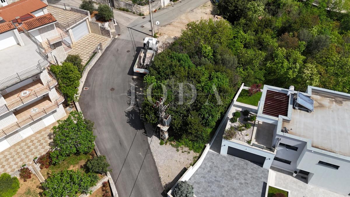 Crikvenica, odlično zemljišče 784 m² na iskani lokaciji