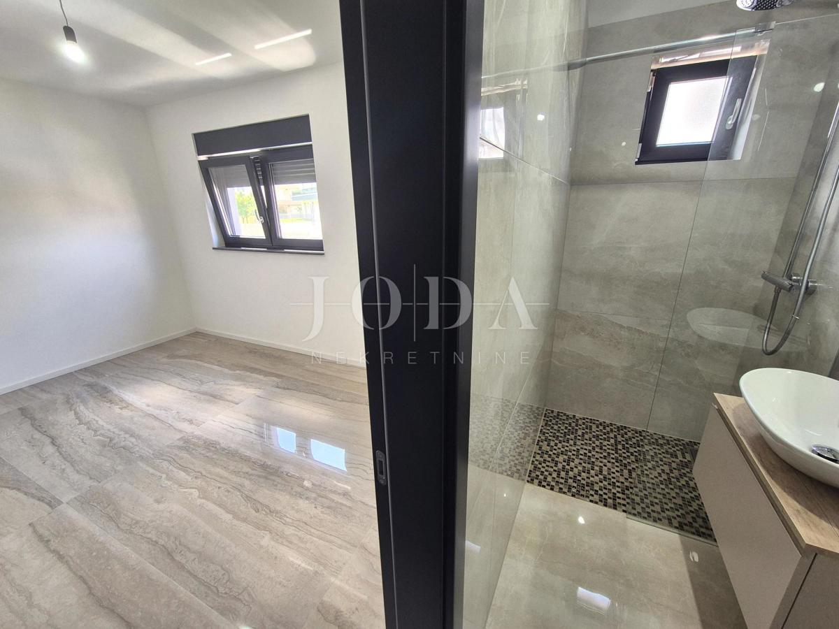 Novogradnja z dvema spalnicama in pogledom na morje