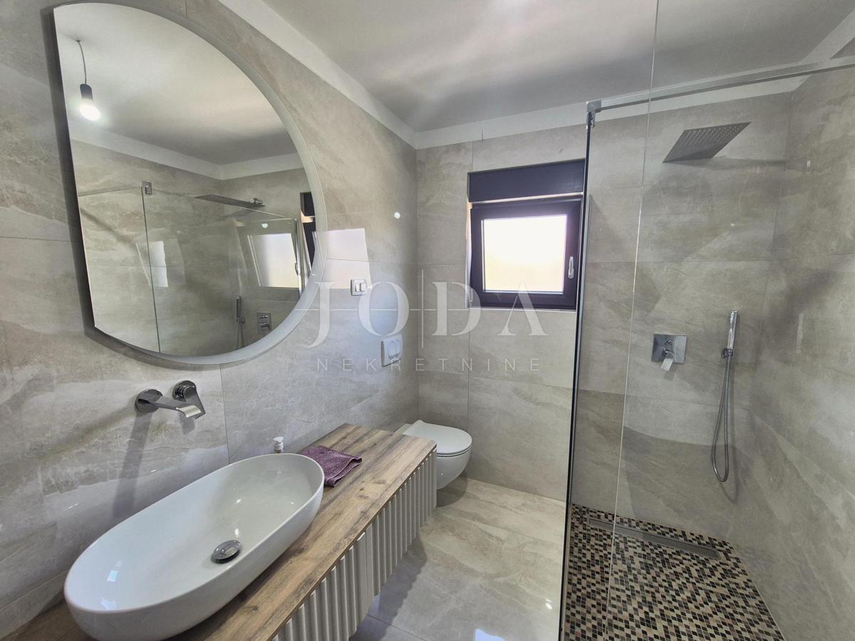 Novogradnja z dvema spalnicama in pogledom na morje