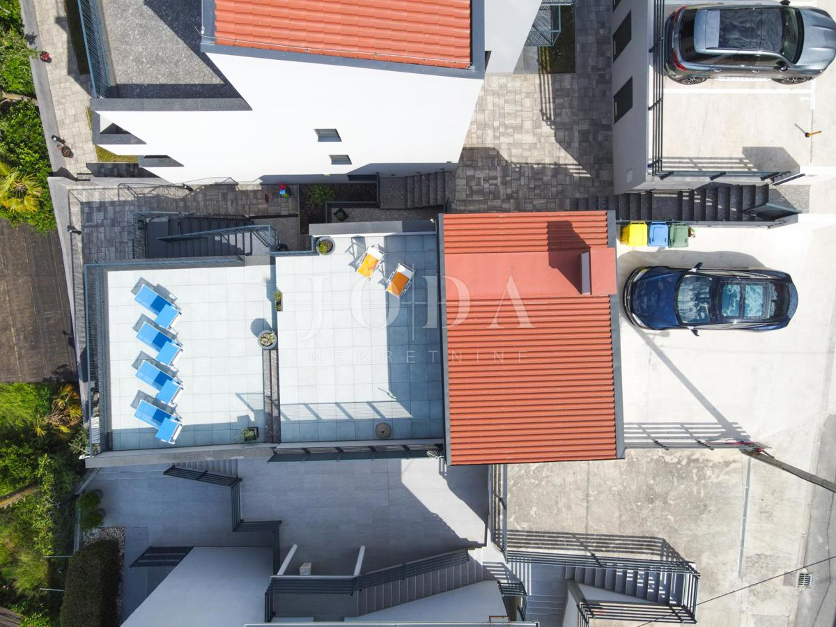 Samostojna stavba Crikvenica z vrtom in strešno teraso