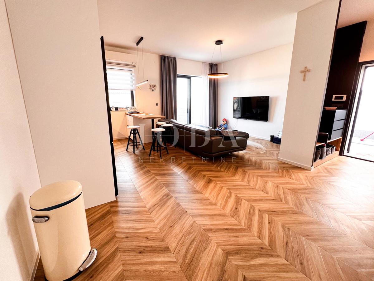 Samostojna stavba Crikvenica z vrtom in strešno teraso