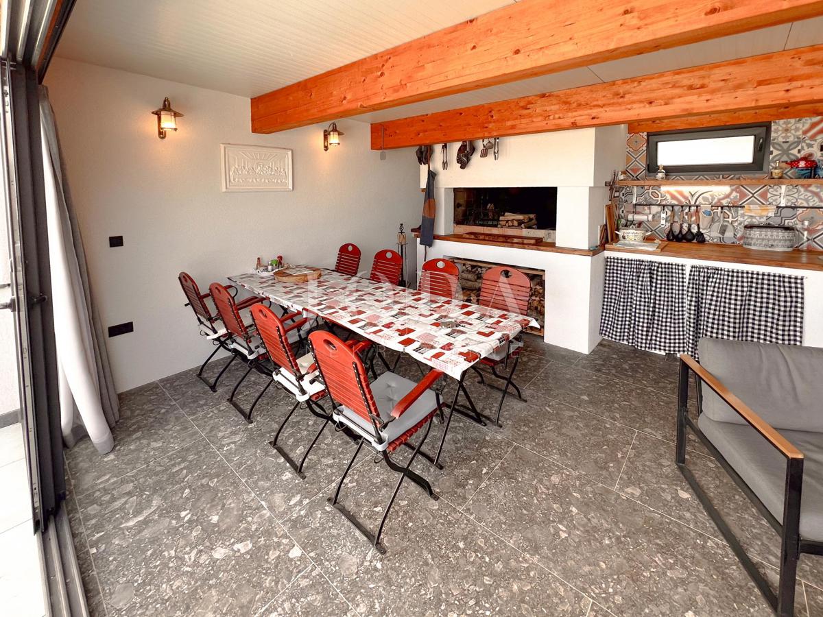 Samostojna stavba Crikvenica z vrtom in strešno teraso