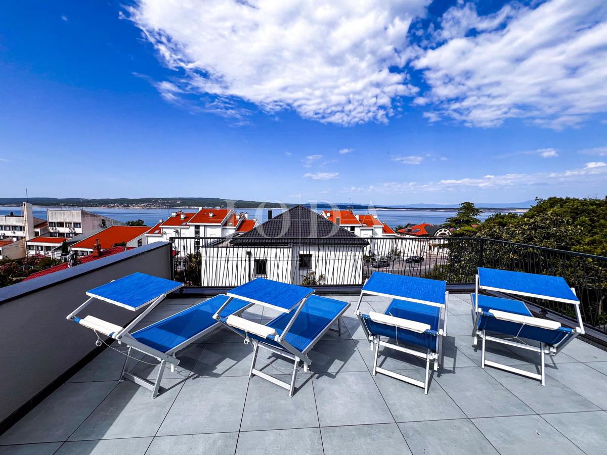 Samostojna stavba Crikvenica z vrtom in strešno teraso