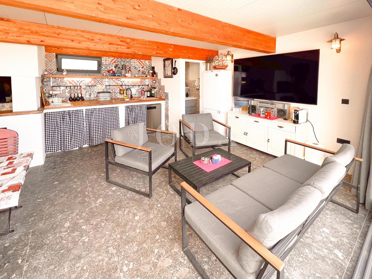 Samostojna stavba Crikvenica z vrtom in strešno teraso