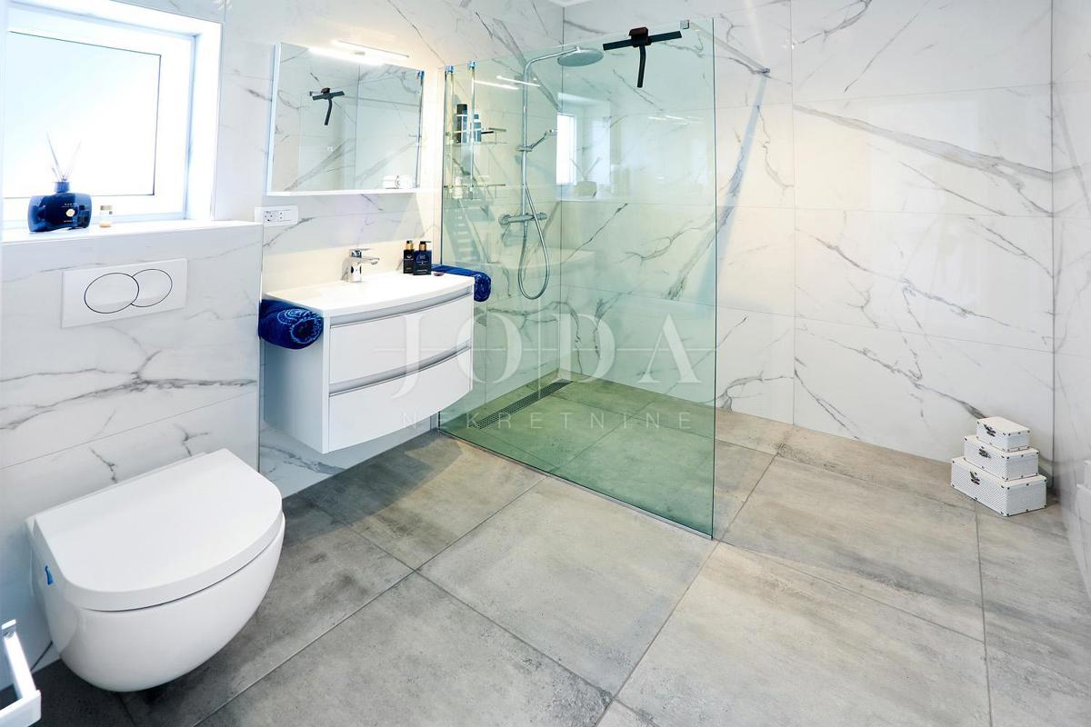 IZJEMNA PRILOŽNOST!! Moderna vila s pogledom morje