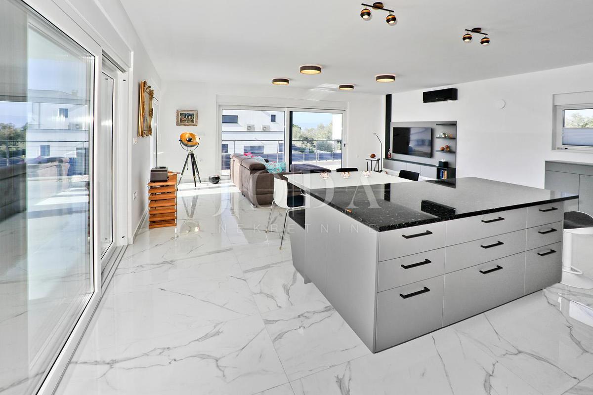 IZJEMNA PRILOŽNOST!! Moderna vila s pogledom morje