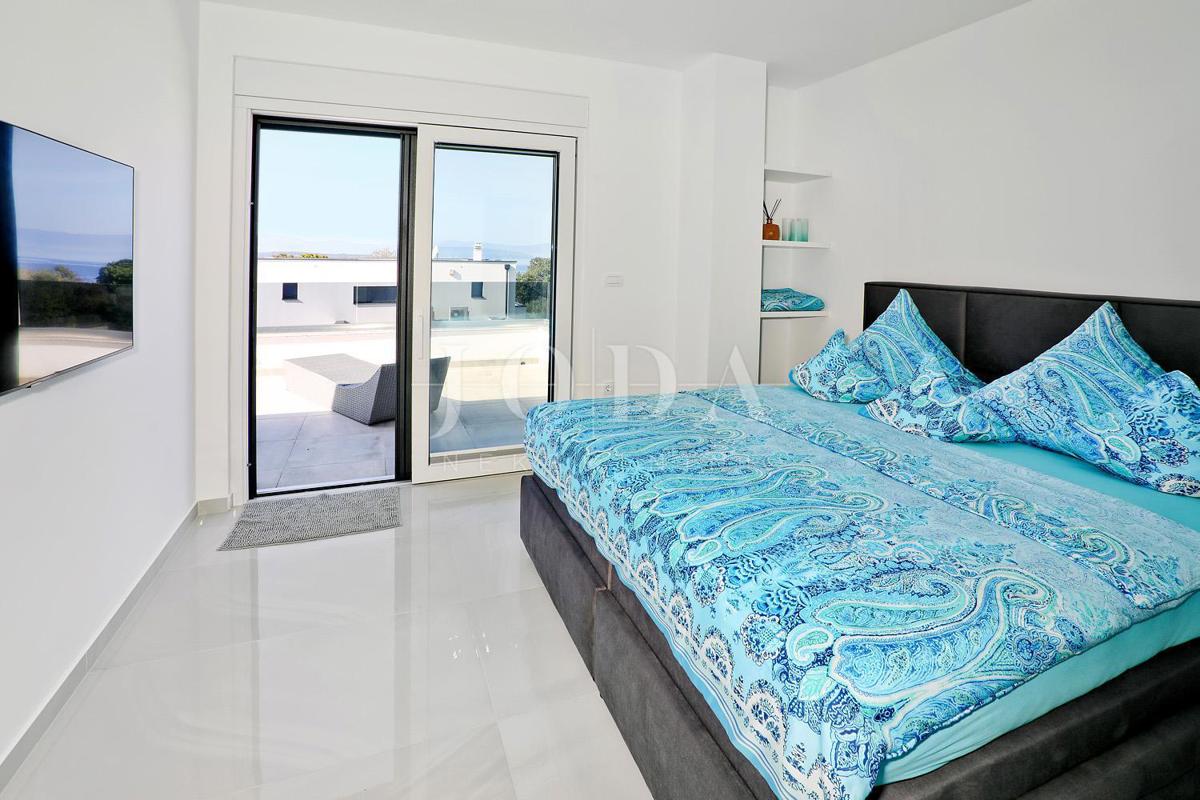 IZJEMNA PRILOŽNOST!! Moderna vila s pogledom morje