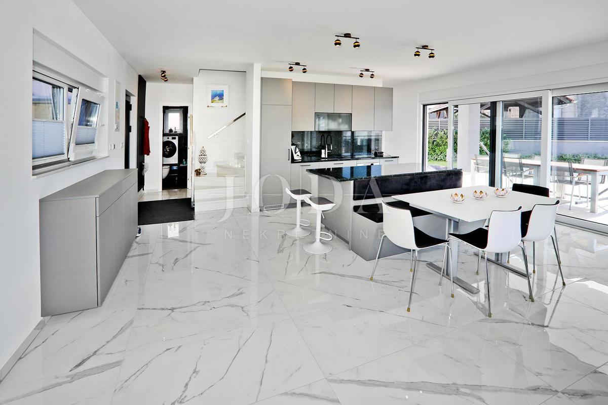 IZJEMNA PRILOŽNOST!! Moderna vila s pogledom morje