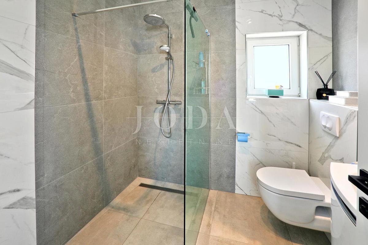 IZJEMNA PRILOŽNOST!! Moderna vila s pogledom morje