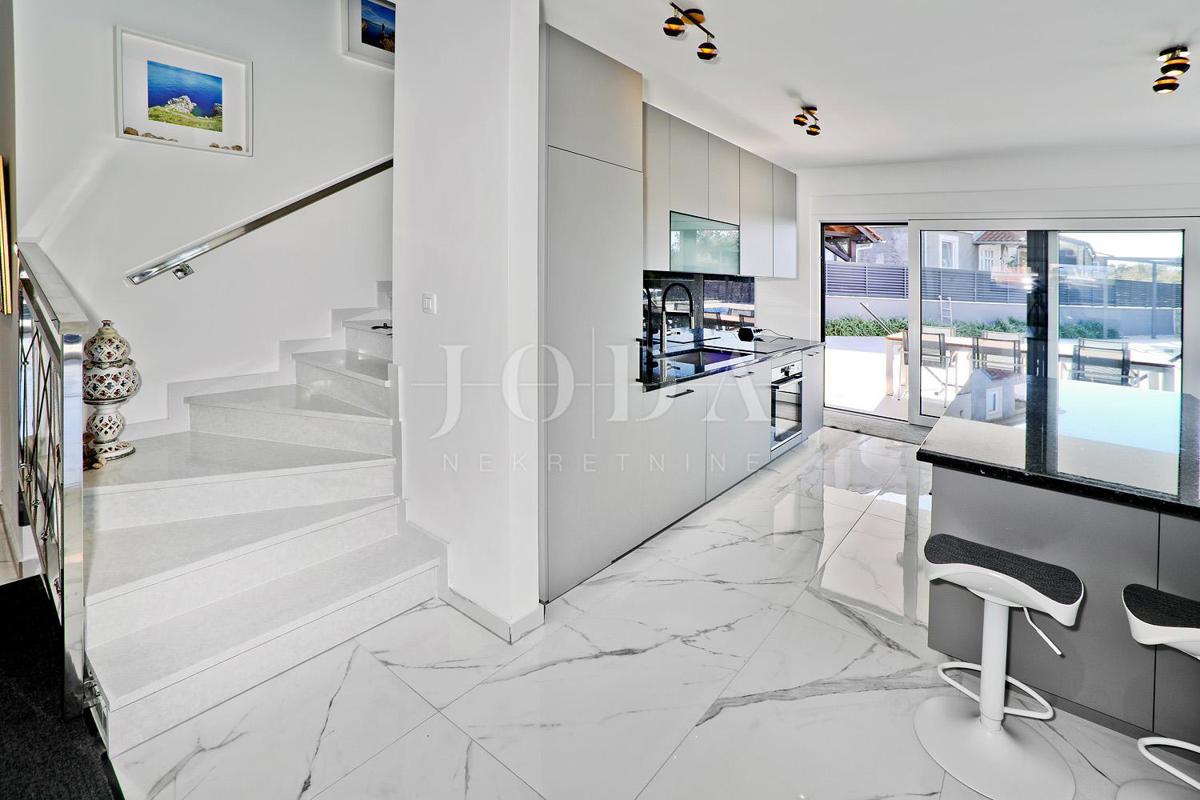 IZJEMNA PRILOŽNOST!! Moderna vila s pogledom morje