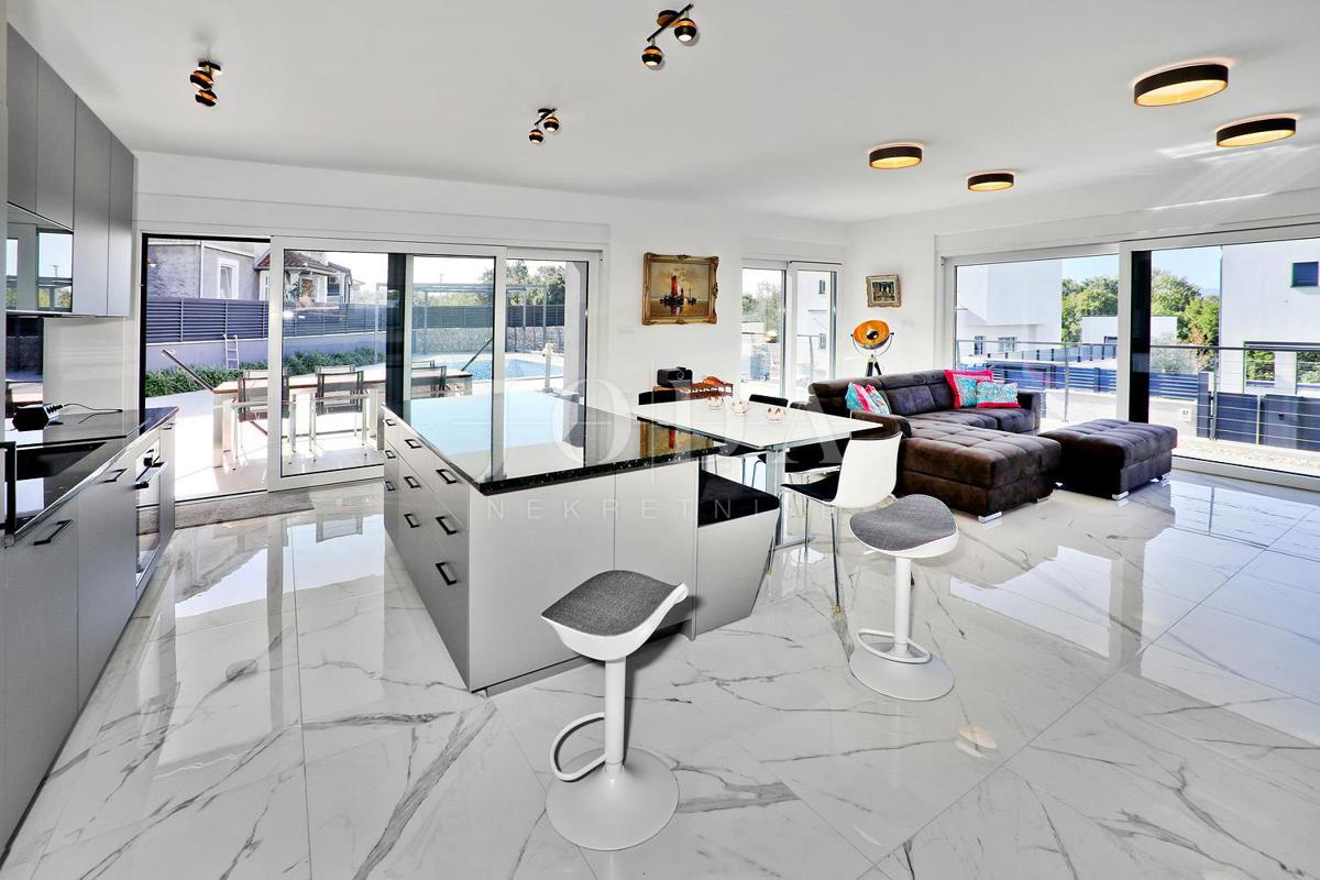 IZJEMNA PRILOŽNOST!! Moderna vila s pogledom morje