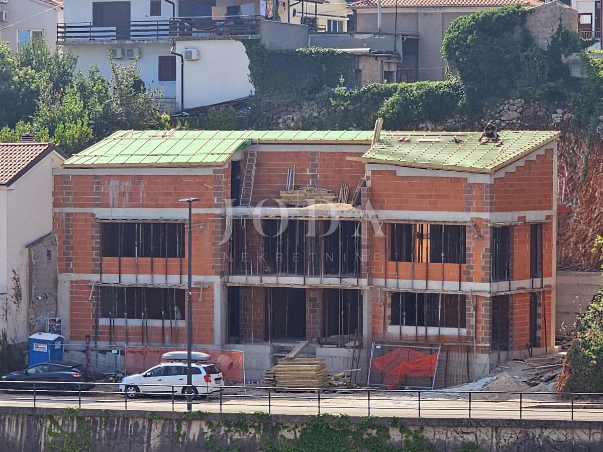 Vrbnik - nov apartma v pritličju s pogledom na morje