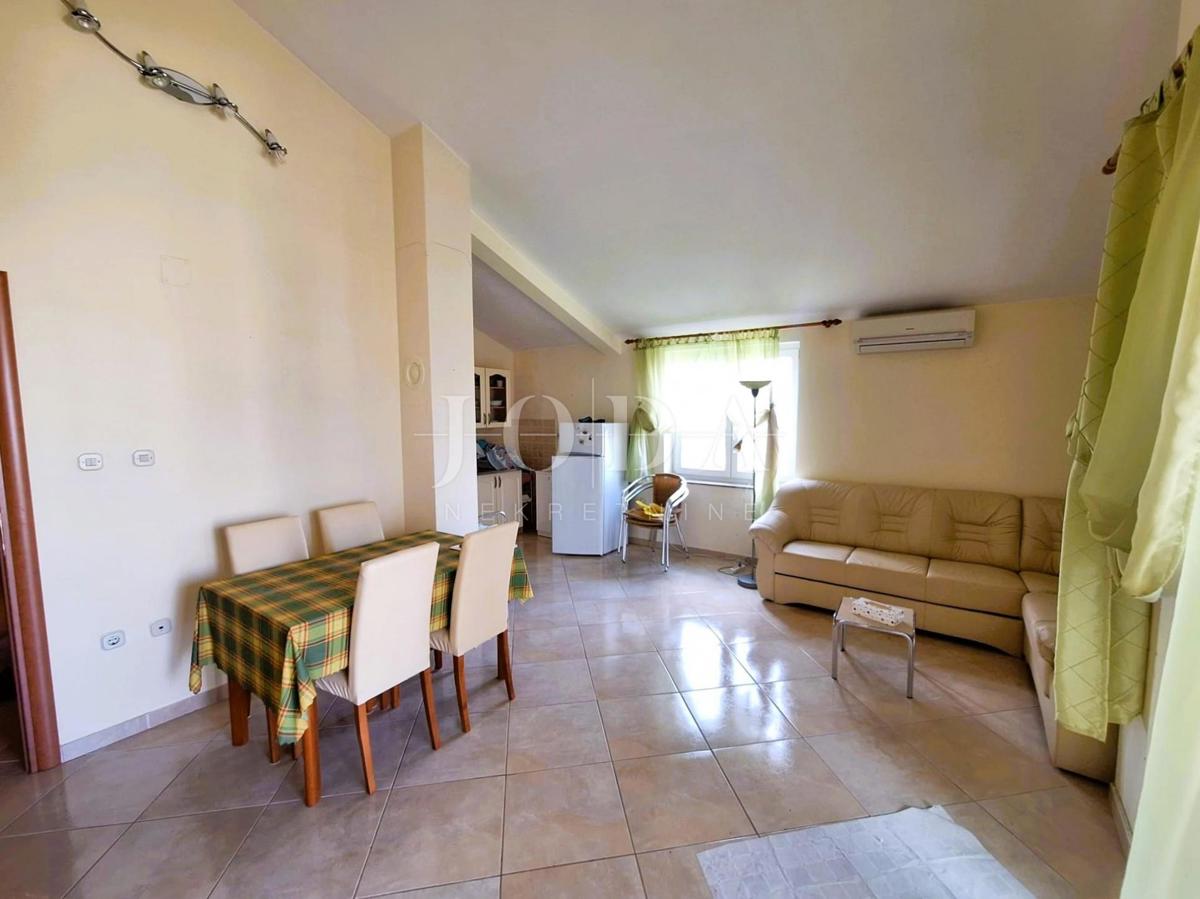 Klimno - prostorno stanovanje s pogledom na morje