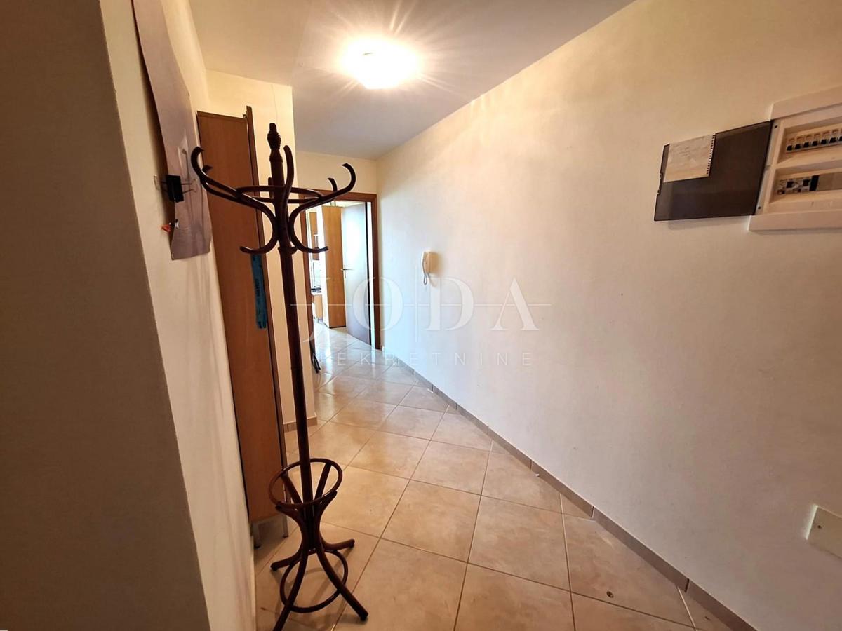 Klimno - prostorno stanovanje s pogledom na morje