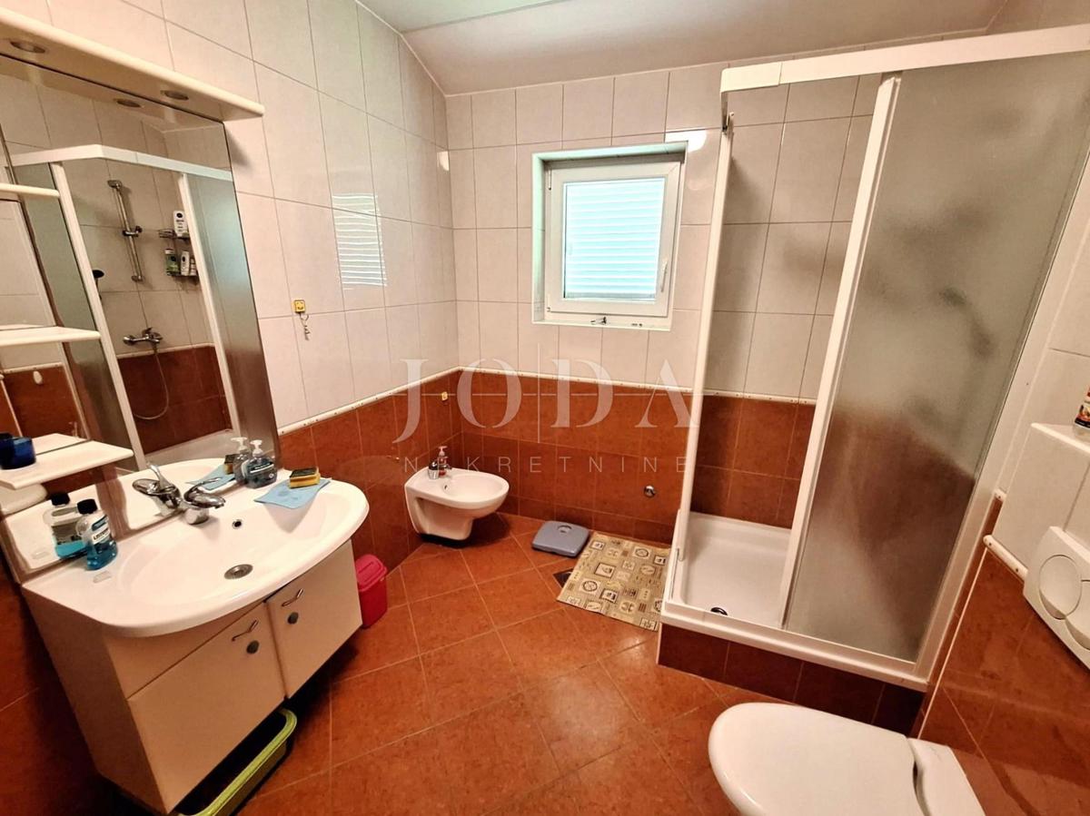 Klimno - prostorno stanovanje s pogledom na morje