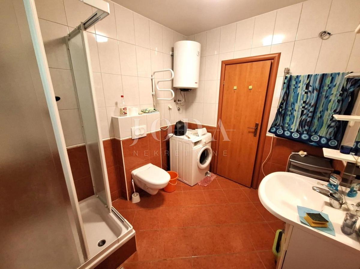 Klimno - prostorno stanovanje s pogledom na morje