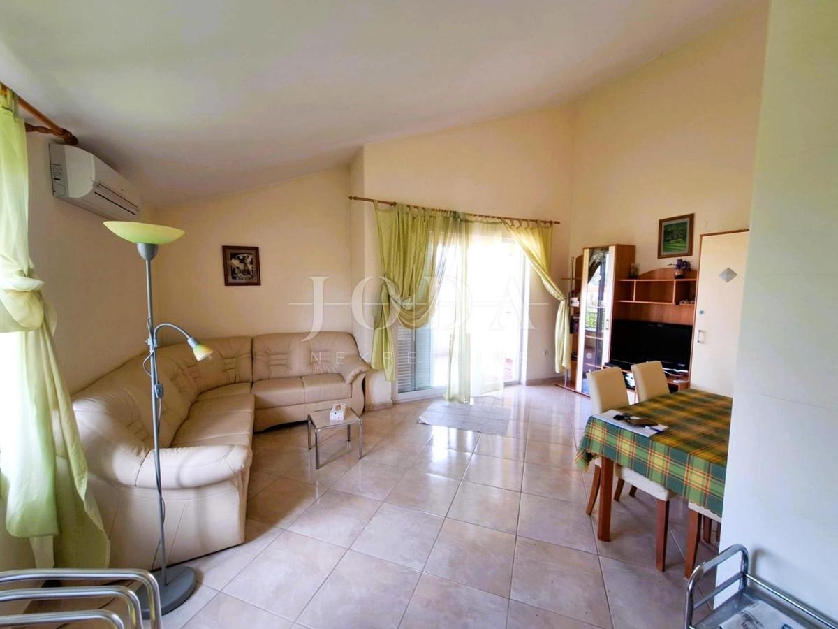 Klimno - prostorno stanovanje s pogledom na morje