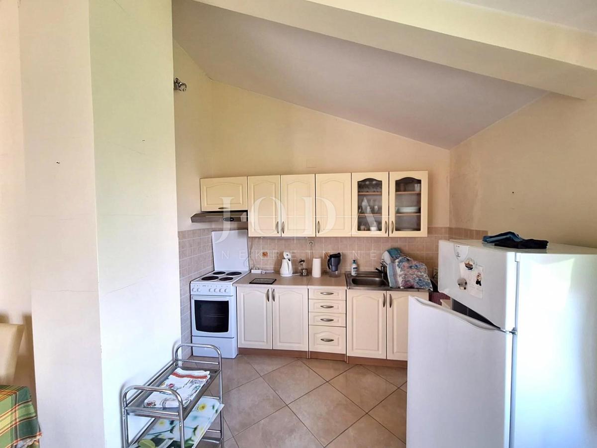 Klimno - prostorno stanovanje s pogledom na morje