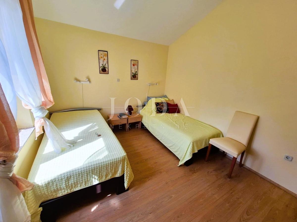 Klimno - prostorno stanovanje s pogledom na morje