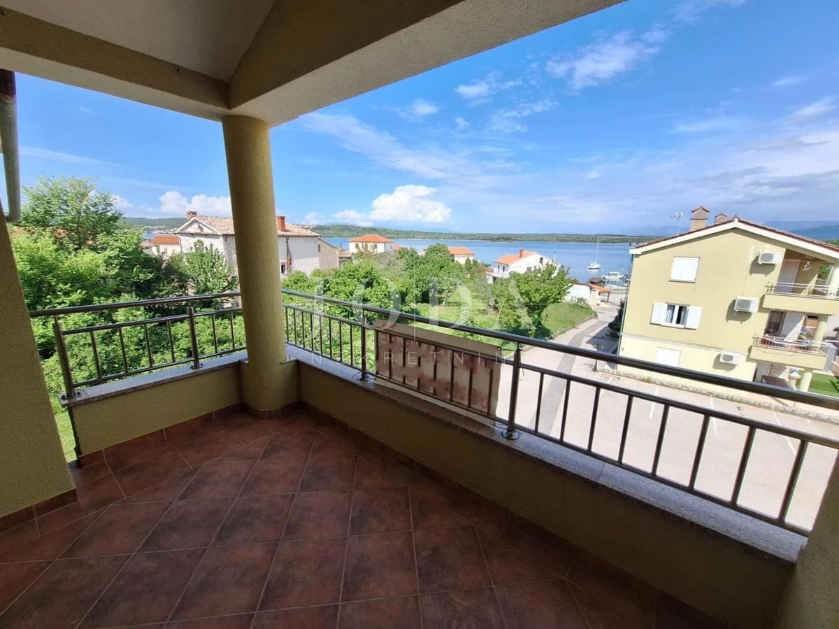 Klimno - prostorno stanovanje s pogledom na morje