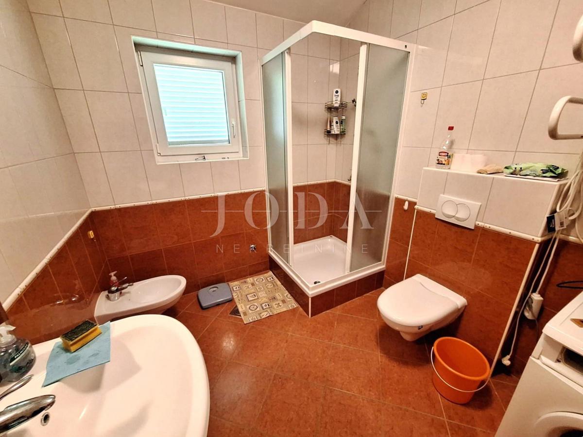 Klimno - prostorno stanovanje s pogledom na morje