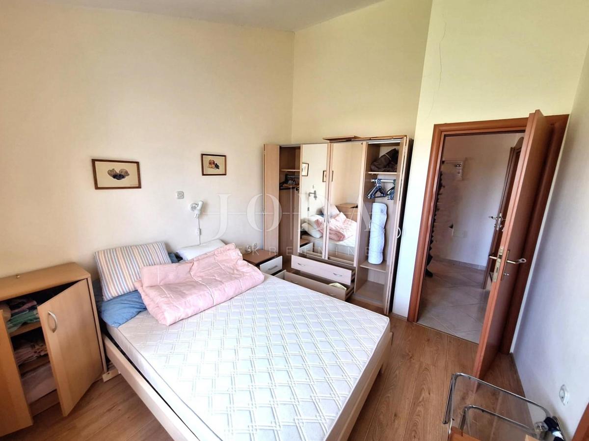 Klimno - prostorno stanovanje s pogledom na morje