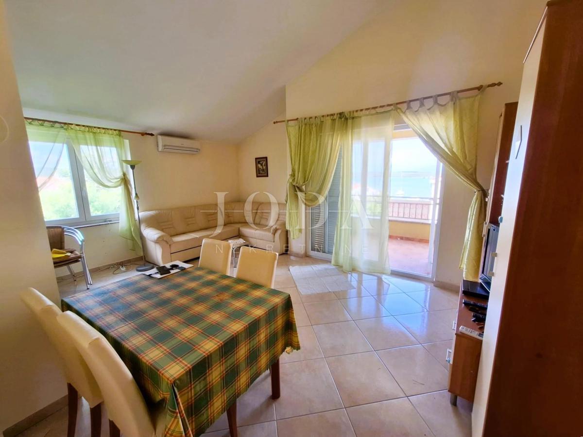 Klimno - prostorno stanovanje s pogledom na morje