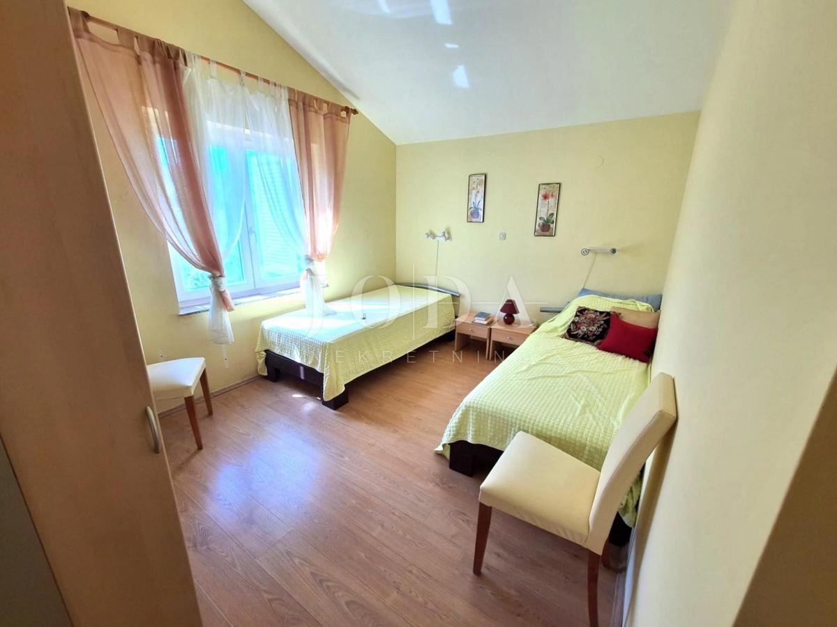 Klimno - prostorno stanovanje s pogledom na morje