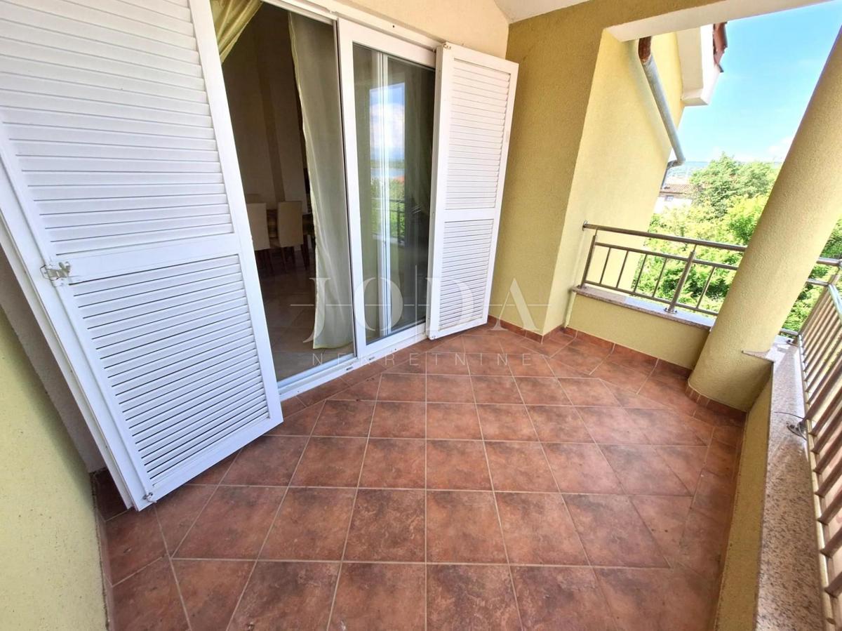 Klimno - prostorno stanovanje s pogledom na morje