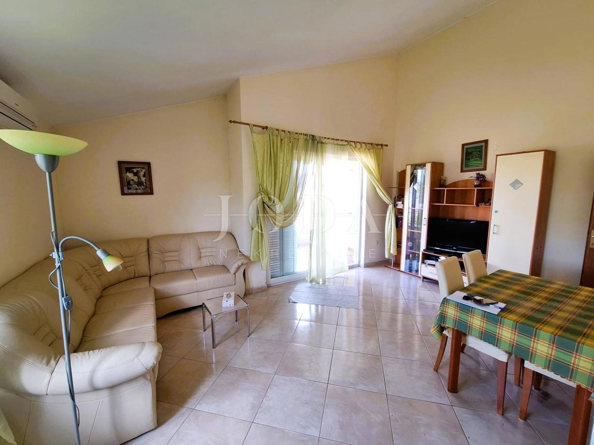 Klimno - prostorno stanovanje s pogledom na morje