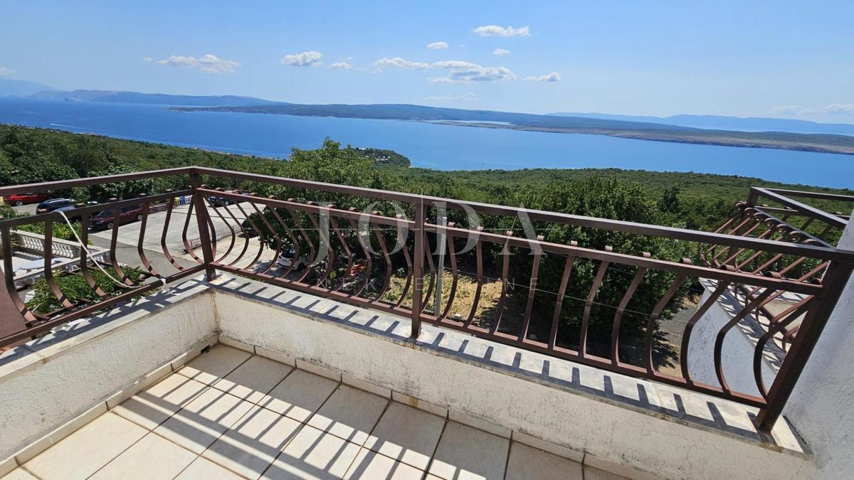 Hiša Dramalj z več stanovanjskimi enotami