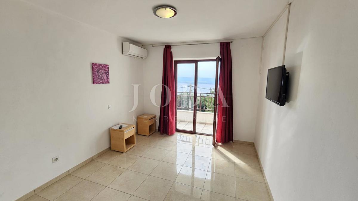 Hiša Dramalj z več stanovanjskimi enotami