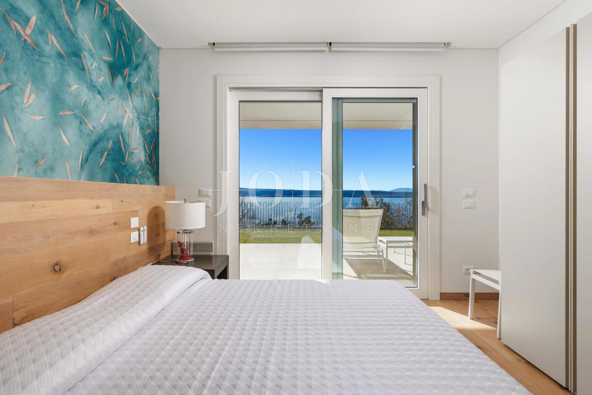 Luksuzna hiša v prvi vrsti do morja