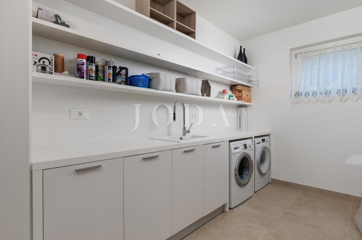 Luksuzna hiša v prvi vrsti do morja